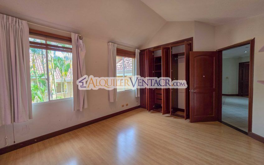 Condo de 523 m2 con 6 habit. + de servicio y jardín en Jaboncillos Escazú