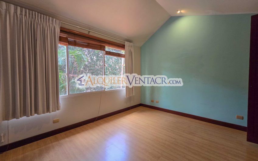 Condo de 523 m2 con 6 habit. + de servicio y jardín en Jaboncillos Escazú
