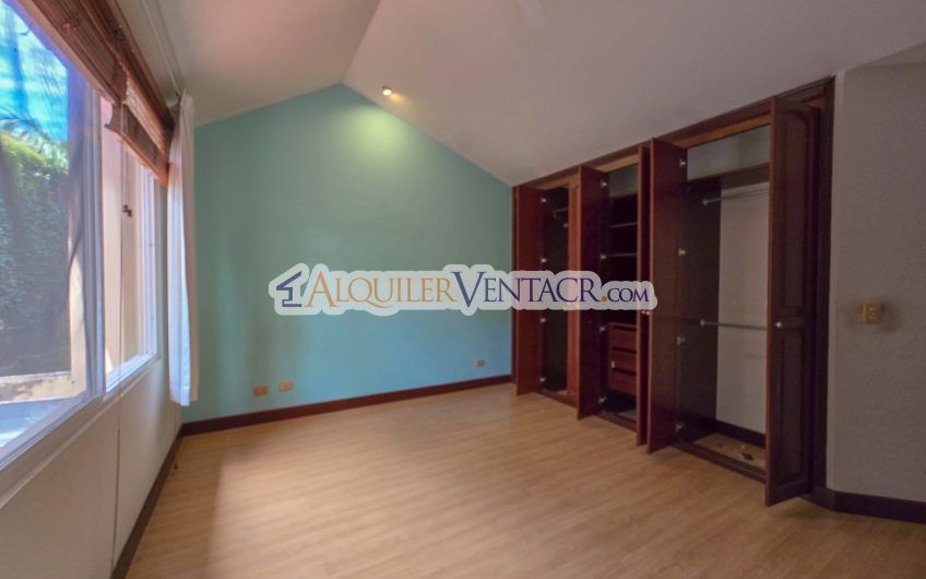 Condo de 523 m2 con 6 habit. + de servicio y jardín en Jaboncillos Escazú