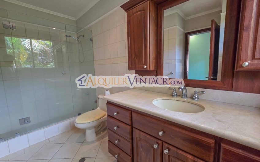 Condo de 523 m2 con 6 habit. + de servicio y jardín en Jaboncillos Escazú