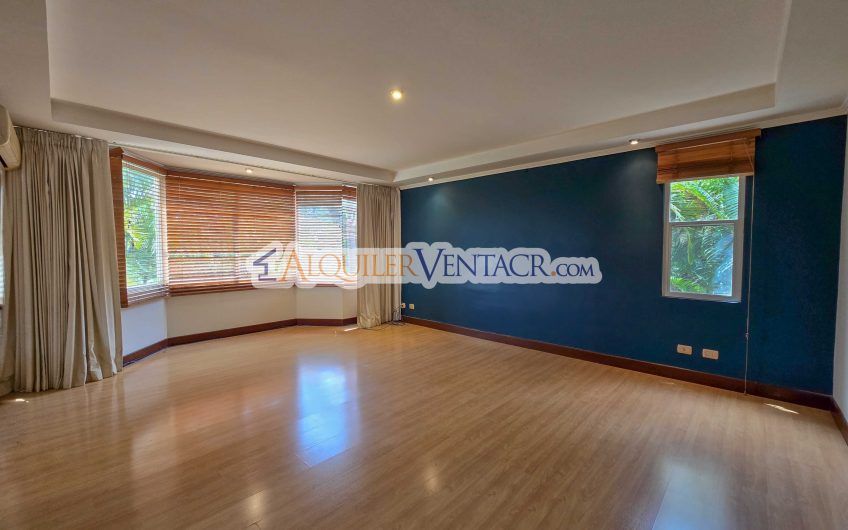 Condo de 523 m2 con 6 habit. + de servicio y jardín en Jaboncillos Escazú