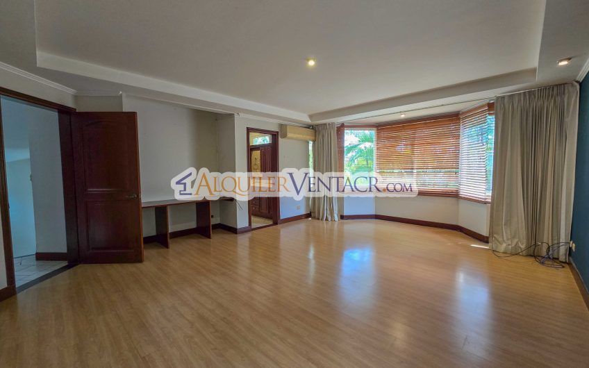Condo de 523 m2 con 6 habit. + de servicio y jardín en Jaboncillos Escazú