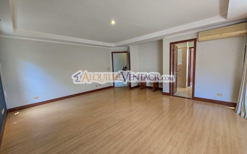 Condo de 523 m2 con 6 habit. + de servicio y jardín en Jaboncillos Escazú