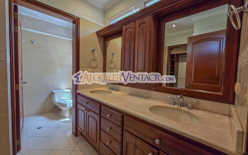 Condo de 523 m2 con 6 habit. + de servicio y jardín en Jaboncillos Escazú
