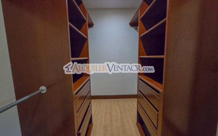 Condo de 523 m2 con 6 habit. + de servicio y jardín en Jaboncillos Escazú