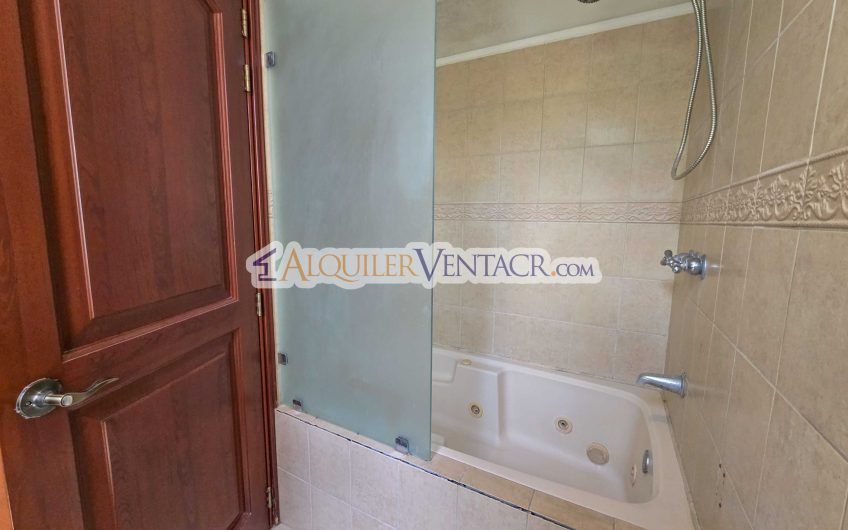 Condo de 523 m2 con 6 habit. + de servicio y jardín en Jaboncillos Escazú