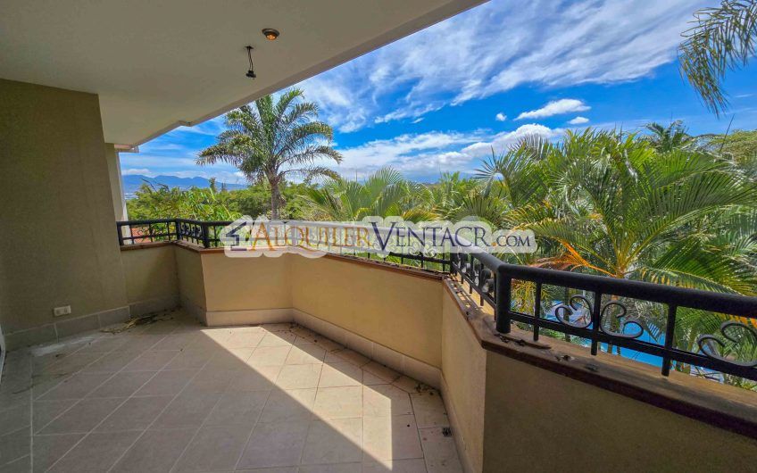 Condo de 523 m2 con 6 habit. + de servicio y jardín en Jaboncillos Escazú