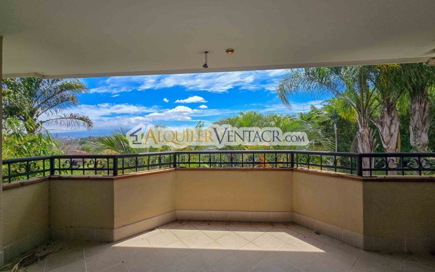 Condo de 523 m2 con 6 habit. + de servicio y jardín en Jaboncillos Escazú