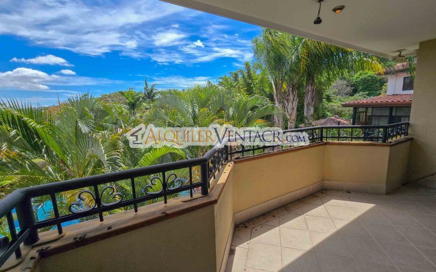 Condo de 523 m2 con 6 habit. + de servicio y jardín en Jaboncillos Escazú