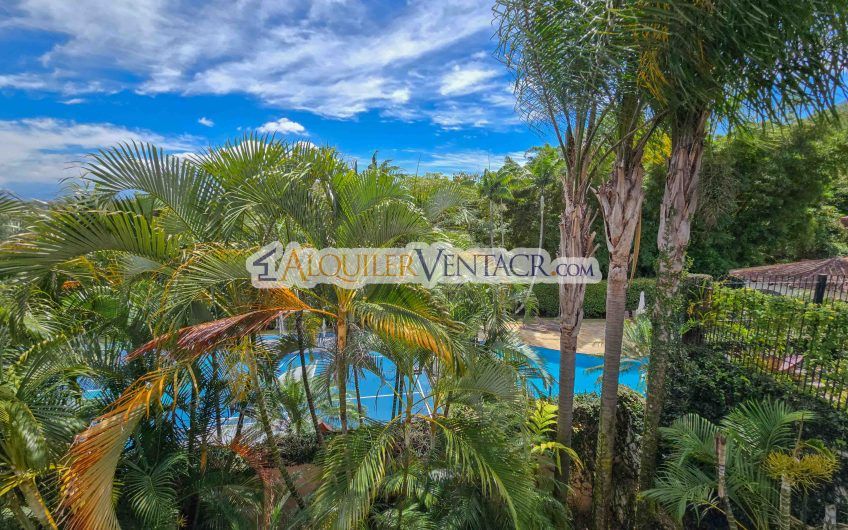 Condo de 523 m2 con 6 habit. + de servicio y jardín en Jaboncillos Escazú