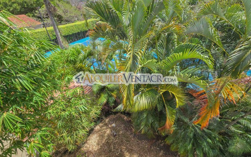 Condo de 523 m2 con 6 habit. + de servicio y jardín en Jaboncillos Escazú