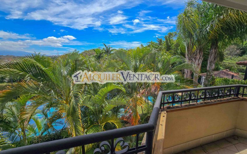 Condo de 523 m2 con 6 habit. + de servicio y jardín en Jaboncillos Escazú