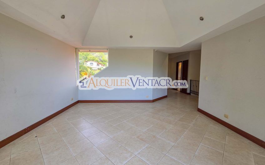 Condo de 523 m2 con 6 habit. + de servicio y jardín en Jaboncillos Escazú