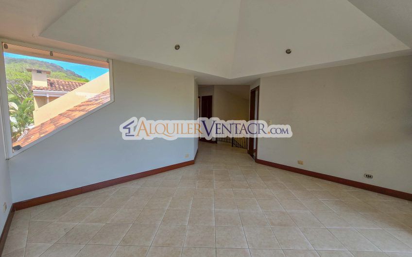 Condo de 523 m2 con 6 habit. + de servicio y jardín en Jaboncillos Escazú