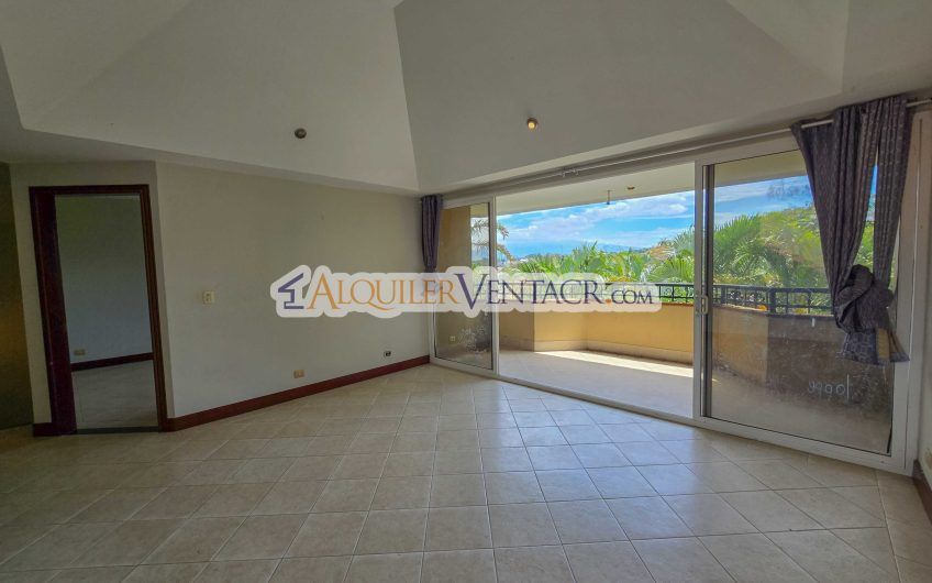 Condo de 523 m2 con 6 habit. + de servicio y jardín en Jaboncillos Escazú