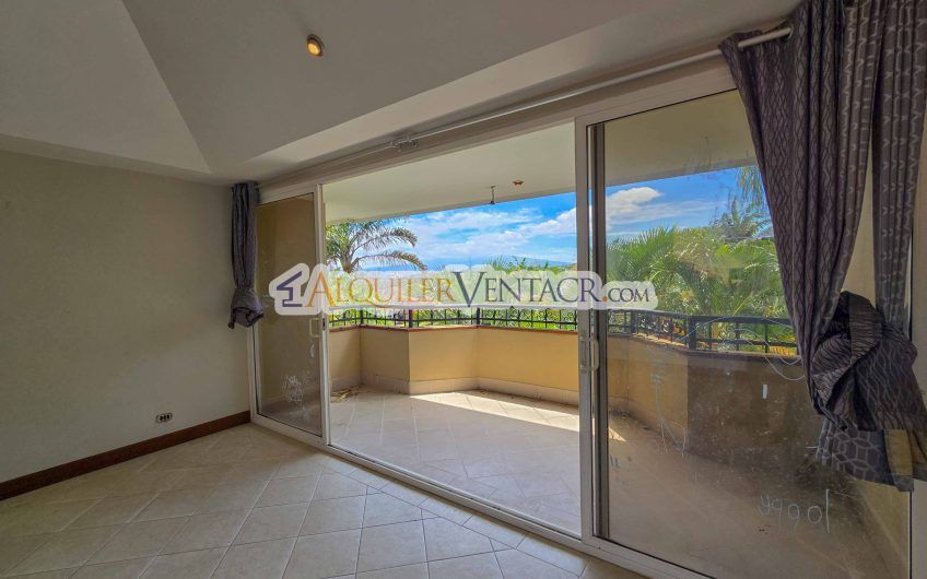 Condo de 523 m2 con 6 habit. + de servicio y jardín en Jaboncillos Escazú