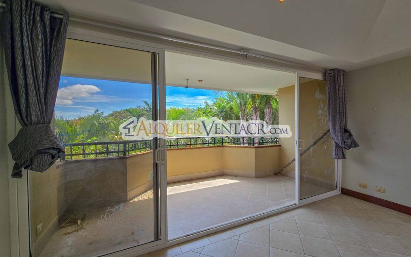 Condo de 523 m2 con 6 habit. + de servicio y jardín en Jaboncillos Escazú