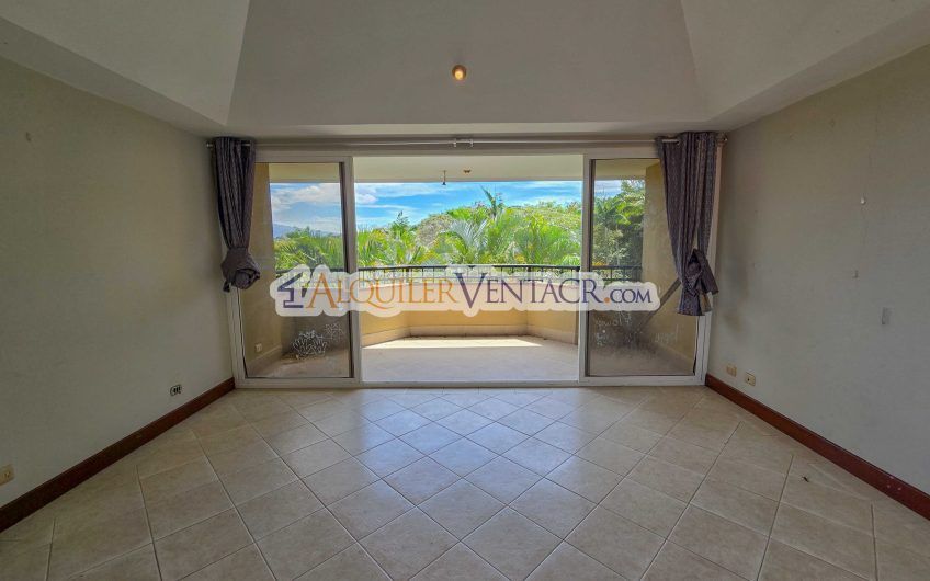 Condo de 523 m2 con 6 habit. + de servicio y jardín en Jaboncillos Escazú