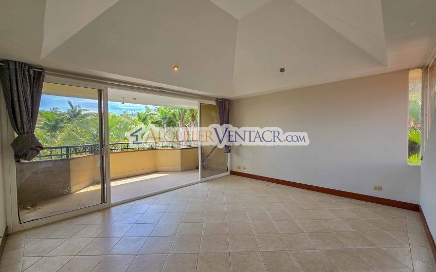 Condo de 523 m2 con 6 habit. + de servicio y jardín en Jaboncillos Escazú
