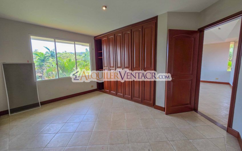Condo de 523 m2 con 6 habit. + de servicio y jardín en Jaboncillos Escazú