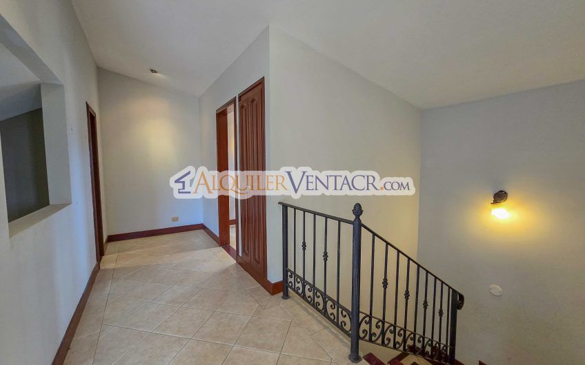 Condo de 523 m2 con 6 habit. + de servicio y jardín en Jaboncillos Escazú