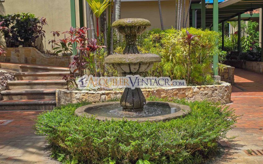 Condo de 523 m2 con 6 habit. + de servicio y jardín en Jaboncillos Escazú