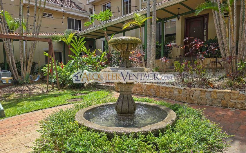Condo de 523 m2 con 6 habit. + de servicio y jardín en Jaboncillos Escazú