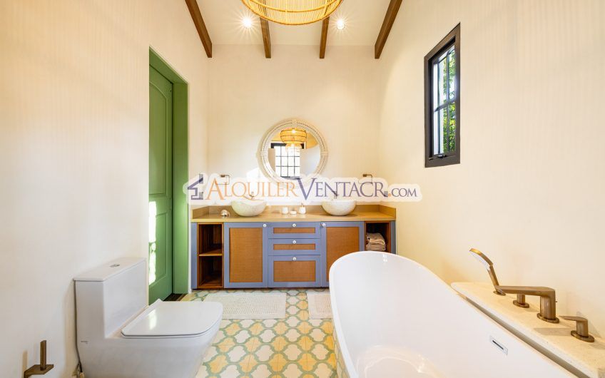 Hacienda Pinilla Tamarindo Guanacaste! Casa de 454 m2 con 1.630 m2 lote