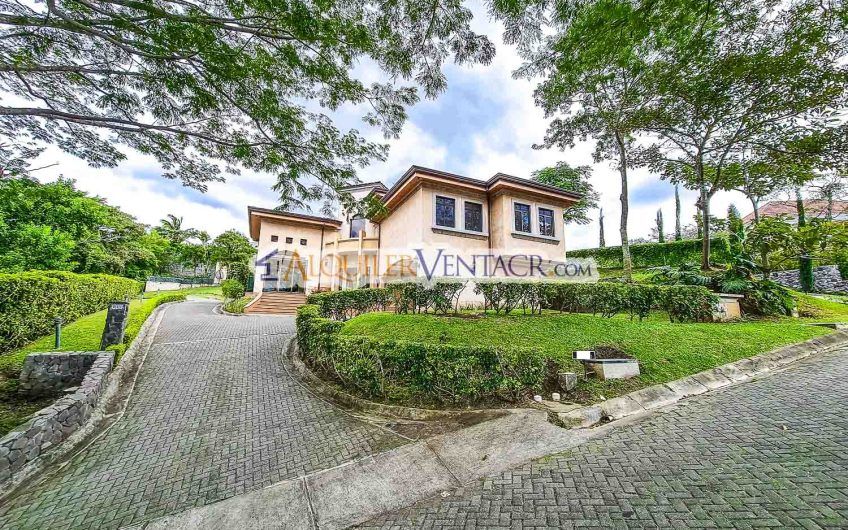 Villa Real Santa Ana! Lujosa casa de 350 m2 con 800 m2 de lote