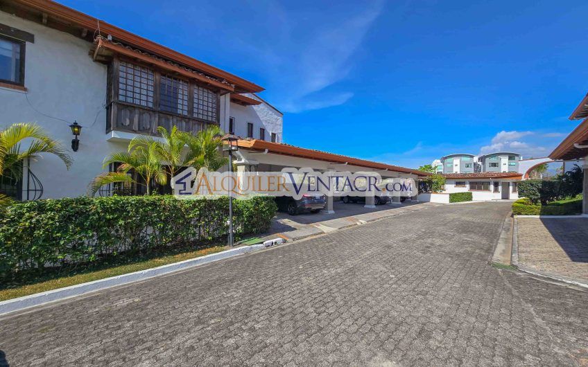 Condo de Un Nivel de 3 habit.+ de servicio en Bello Horizonte Escazú