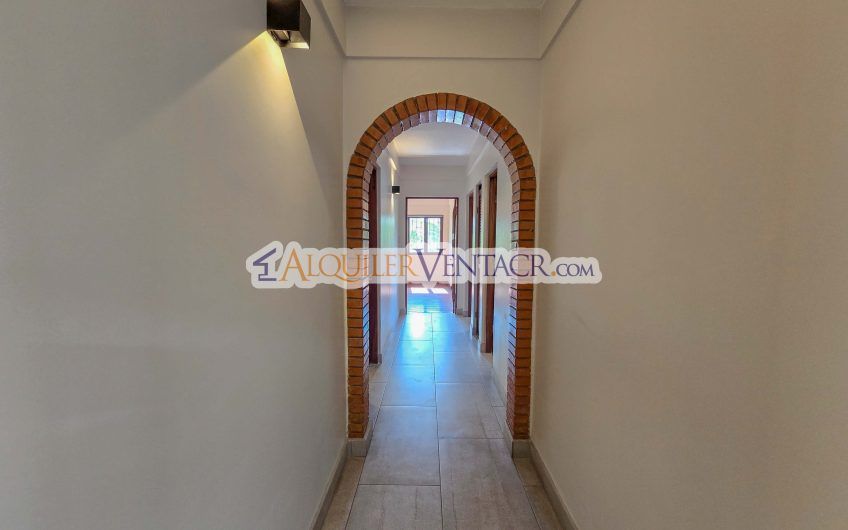 Condo de Un Nivel de 3 habit.+ de servicio en Bello Horizonte Escazú