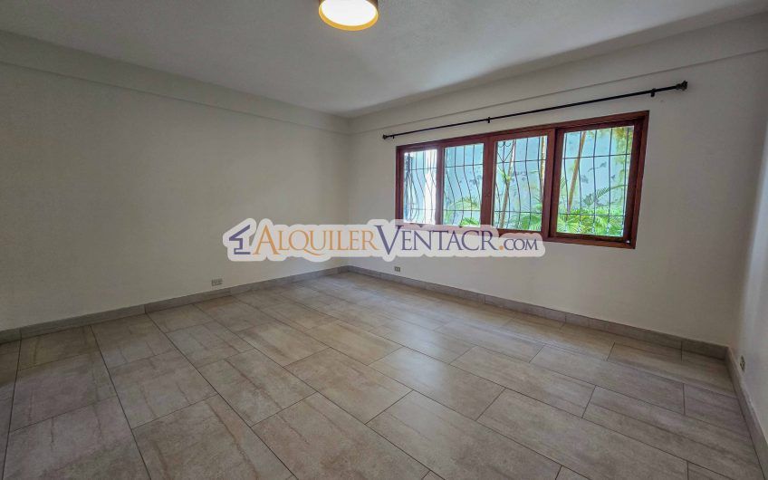 Condo de Un Nivel de 3 habit.+ de servicio en Bello Horizonte Escazú