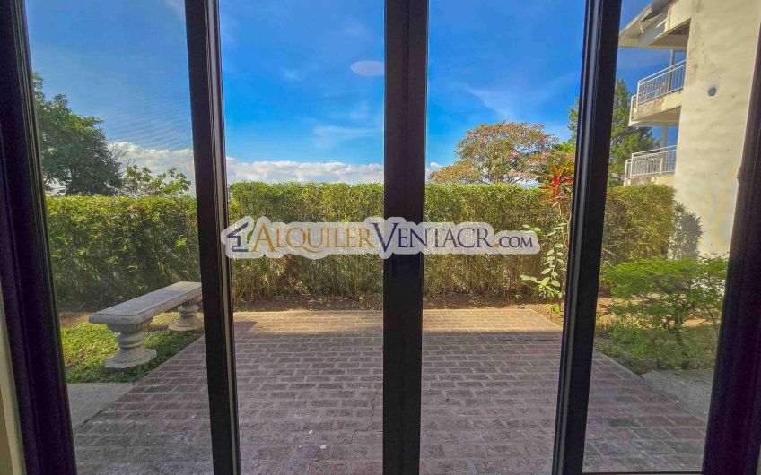 Condo de Un Nivel de 3 habit.+ de servicio en Bello Horizonte Escazú