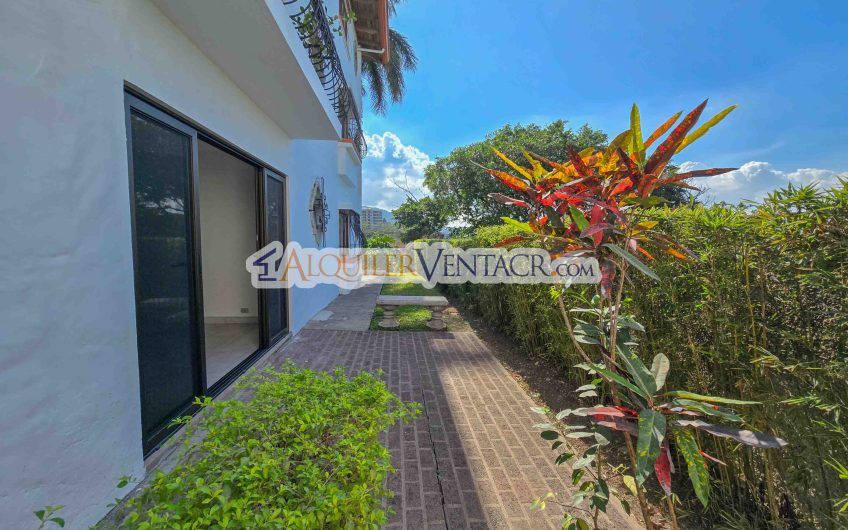 Condo de Un Nivel de 3 habit.+ de servicio en Bello Horizonte Escazú