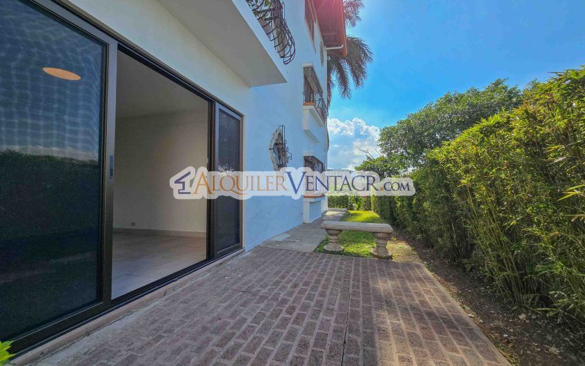 Condo de Un Nivel de 3 habit.+ de servicio en Bello Horizonte Escazú