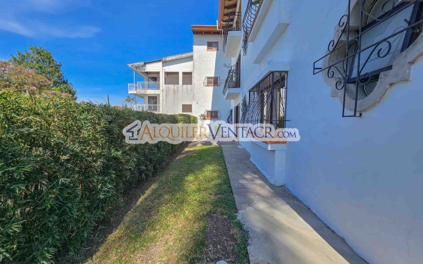 Condo de Un Nivel de 3 habit.+ de servicio en Bello Horizonte Escazú