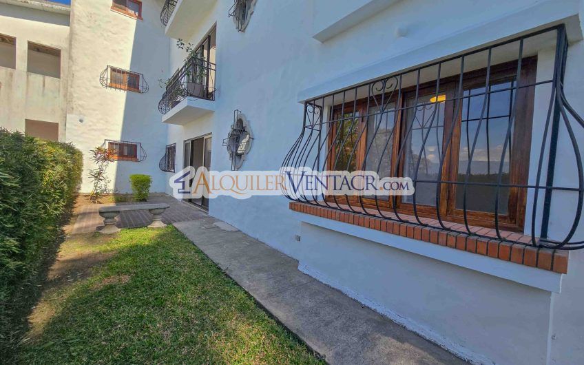 Condo de Un Nivel de 3 habit.+ de servicio en Bello Horizonte Escazú