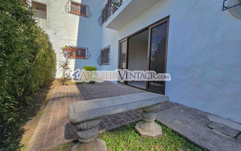 Condo de Un Nivel de 3 habit.+ de servicio en Bello Horizonte Escazú