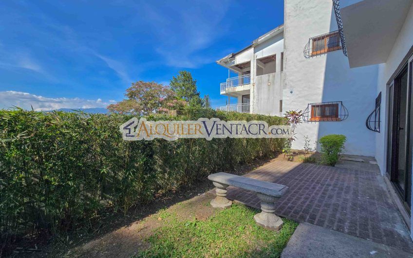Condo de Un Nivel de 3 habit.+ de servicio en Bello Horizonte Escazú