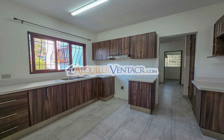 Condo de Un Nivel de 3 habit.+ de servicio en Bello Horizonte Escazú