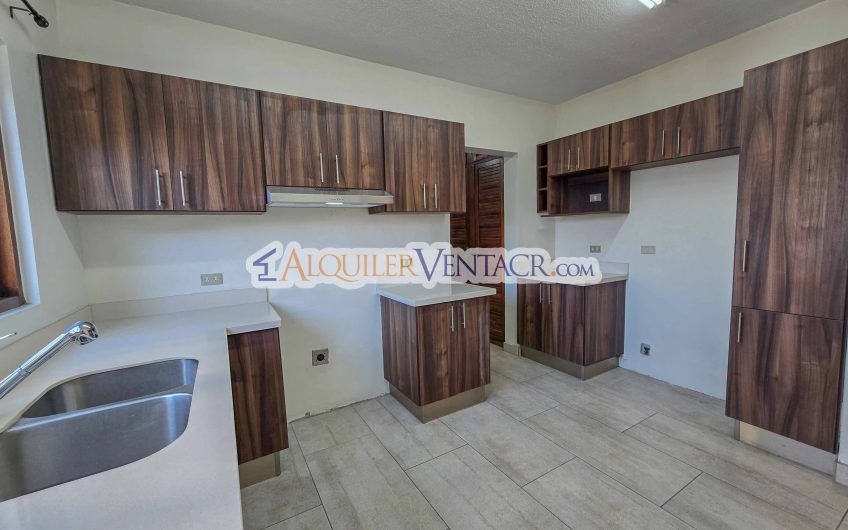 Condo de Un Nivel de 3 habit.+ de servicio en Bello Horizonte Escazú