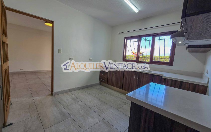 Condo de Un Nivel de 3 habit.+ de servicio en Bello Horizonte Escazú