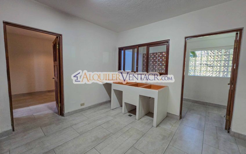 Condo de Un Nivel de 3 habit.+ de servicio en Bello Horizonte Escazú