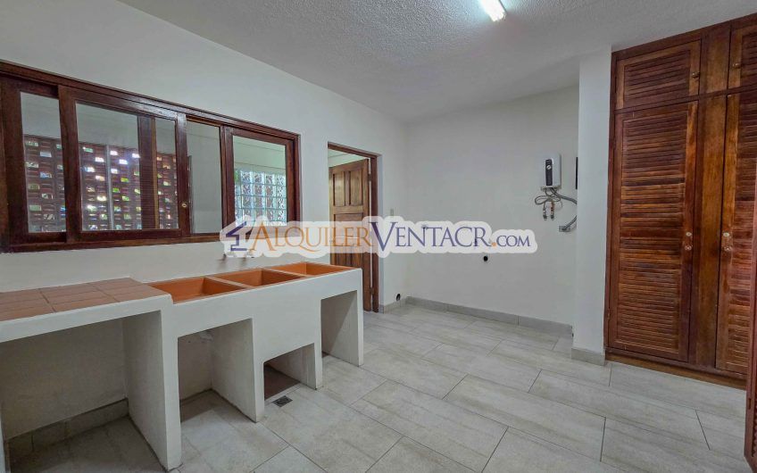 Condo de Un Nivel de 3 habit.+ de servicio en Bello Horizonte Escazú