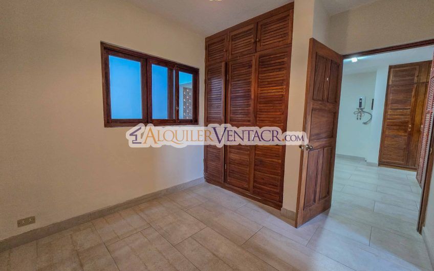 Condo de Un Nivel de 3 habit.+ de servicio en Bello Horizonte Escazú