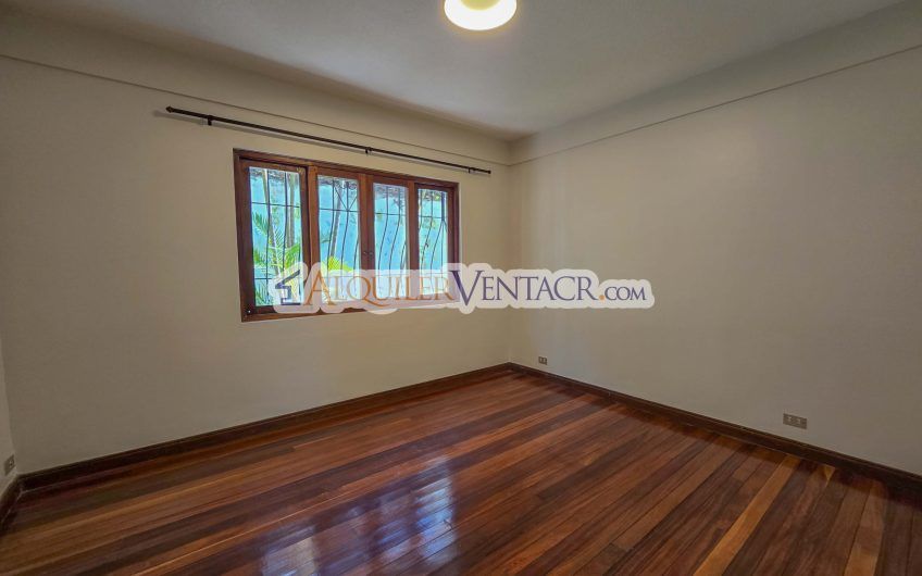 Condo de Un Nivel de 3 habit.+ de servicio en Bello Horizonte Escazú