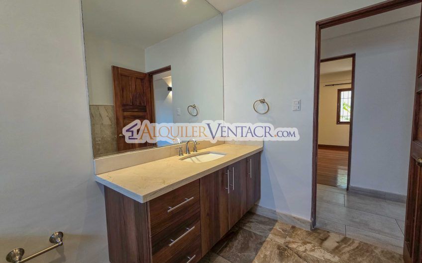 Condo de Un Nivel de 3 habit.+ de servicio en Bello Horizonte Escazú