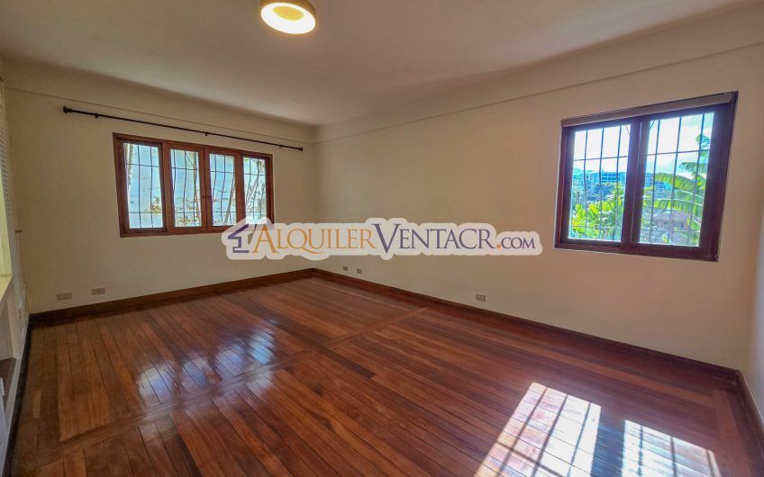 Condo de Un Nivel de 3 habit.+ de servicio en Bello Horizonte Escazú