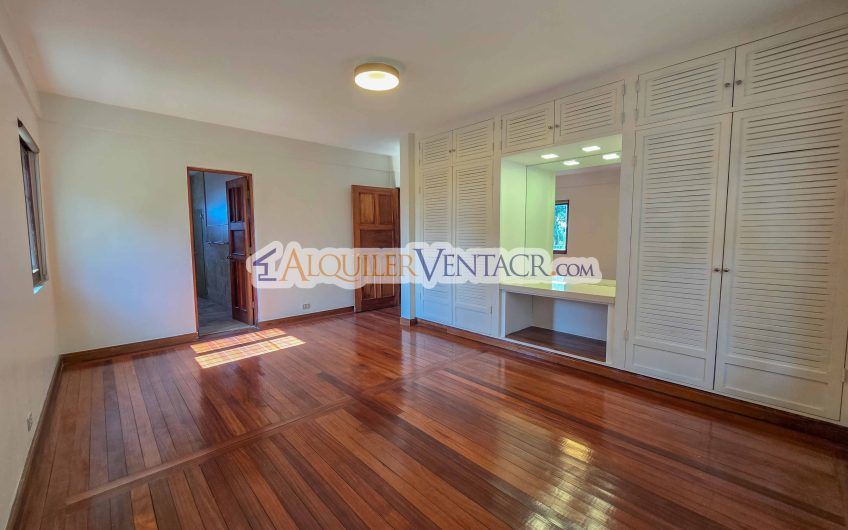 Condo de Un Nivel de 3 habit.+ de servicio en Bello Horizonte Escazú