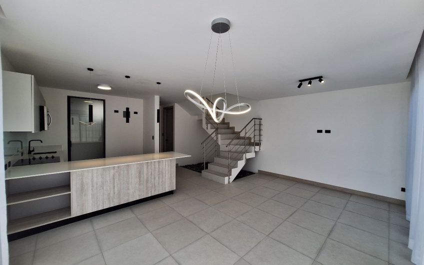 Para estrenar! Condo con jardín en Lindora Village Santa Ana
